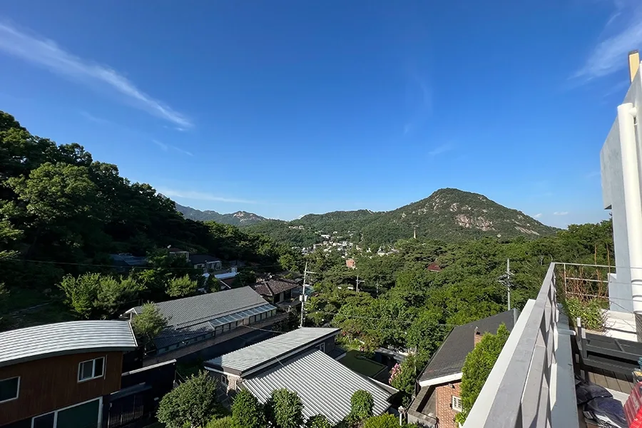 옥상 테라스에서 바라본 산 조망