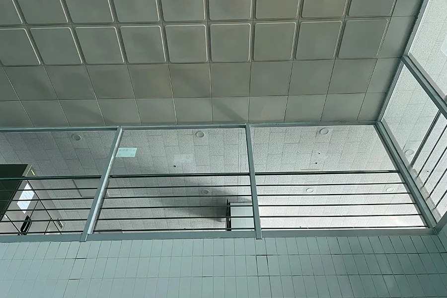계단실과 이어지는 복도 창호 전경