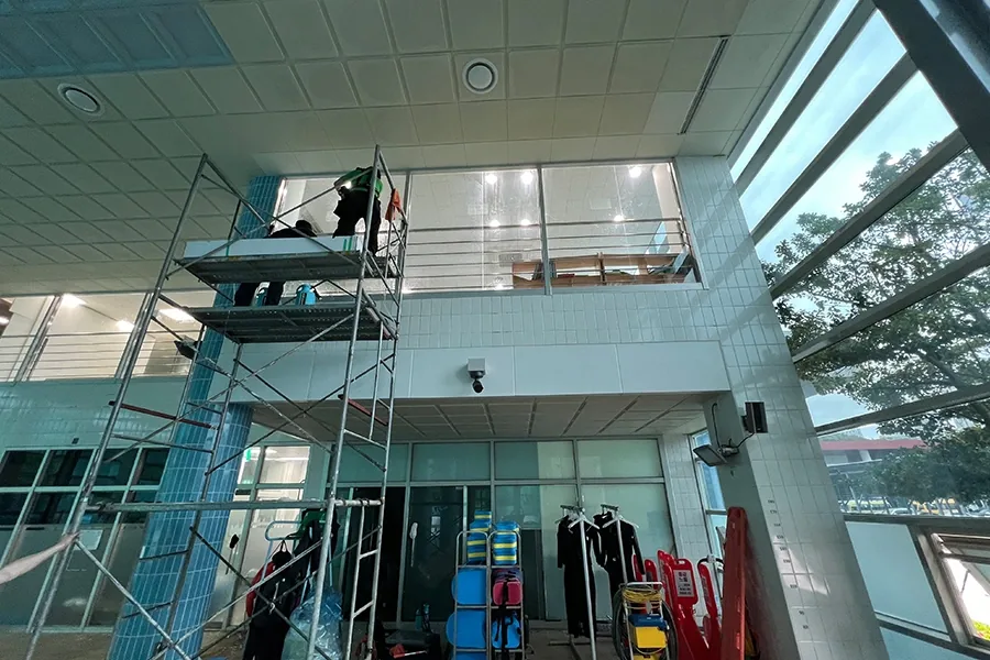고측창 다단 비계 작업 모습