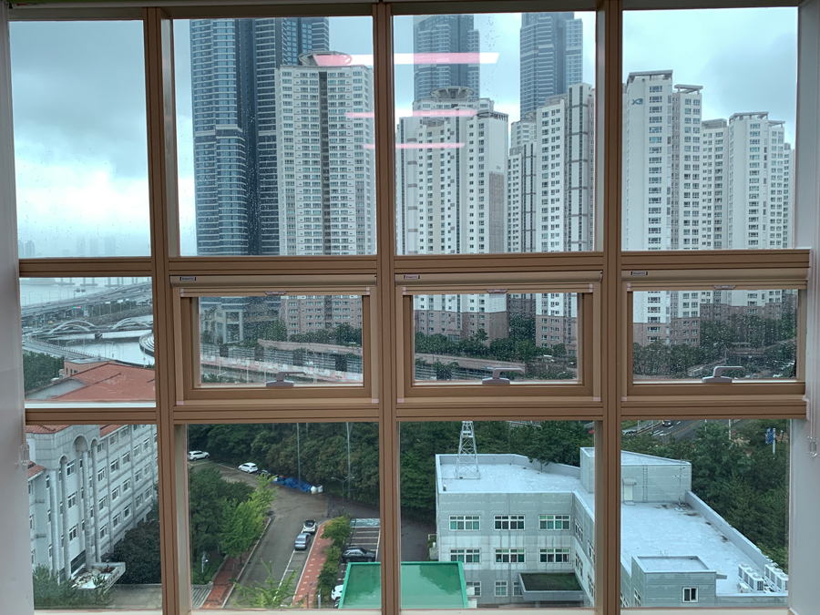 부산 대학교 복도 자외선차단 필름 시공