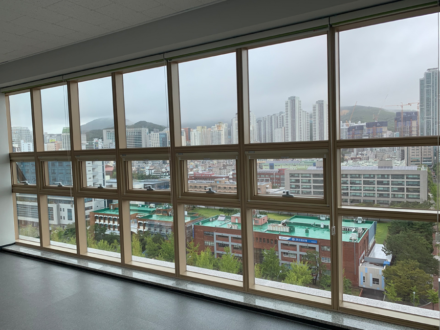 부산 대학교 건물 유리 열차단 엣지 마무리 시공