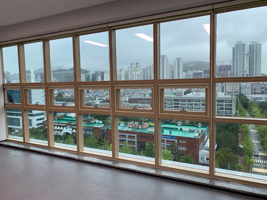 부산 대학교 건물 유리 열차단 필름 밀착 시공