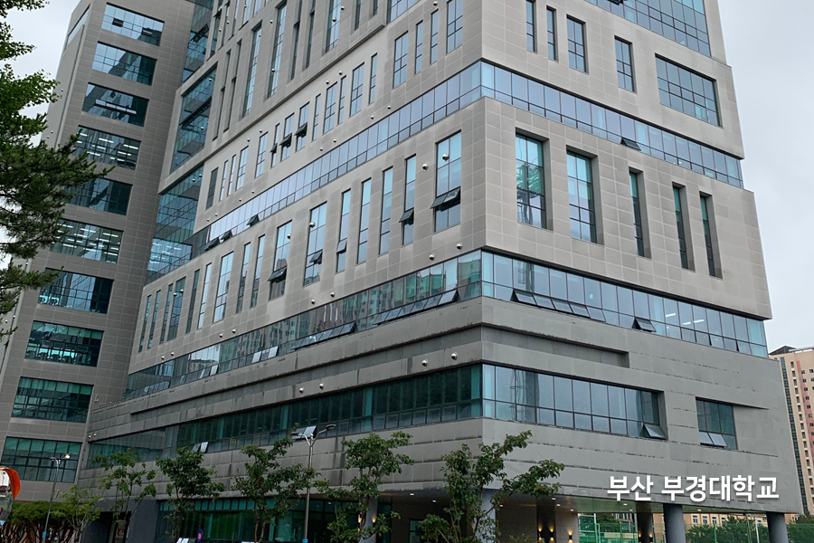 부산 대학교 건물 외벽 유리 창문열차단 필름 시공 전경