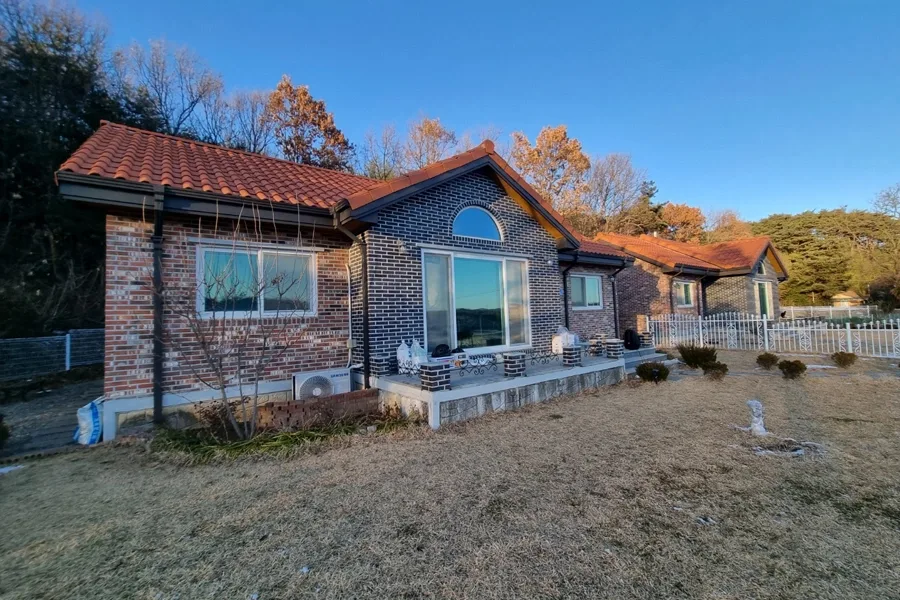 주택 측면 및 지붕 전경