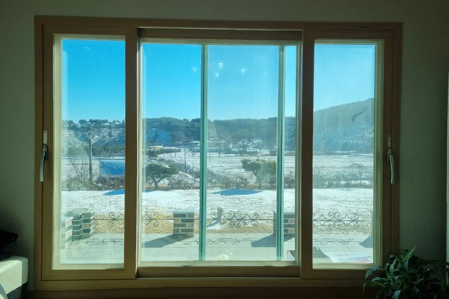 안방 나무 프레임 새시창 전경