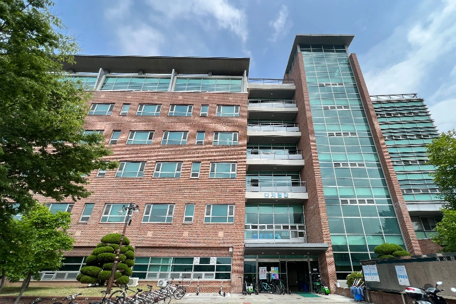 대학교 연구동 건물 외관 전경