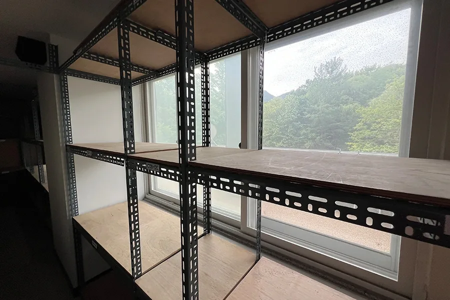 자료 보관실 창가 선반 반대편 전경