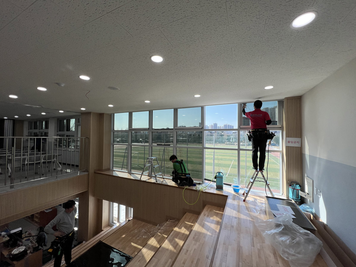 경기 고등학교 교실 창문 저반사 열차단 필름 시공 완료