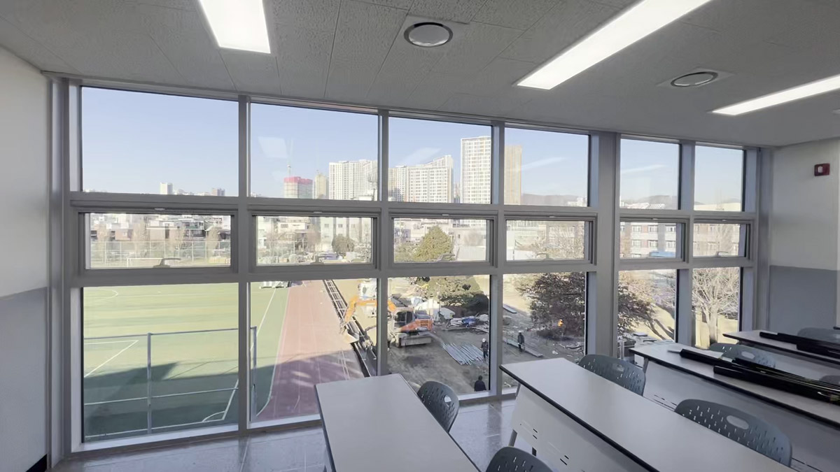 경기 고등학교 복도 창문 자외선차단 시공