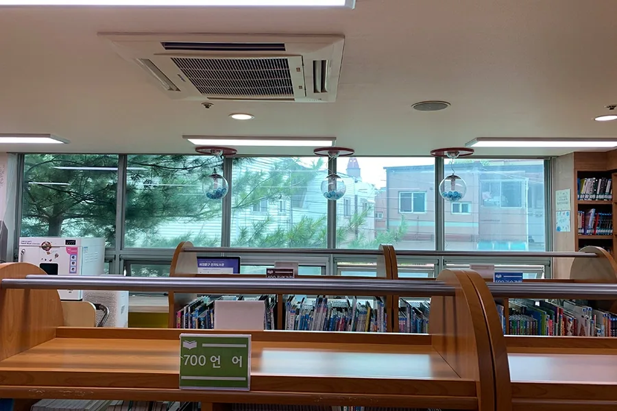 도서관 열람실 내부 서가 전경