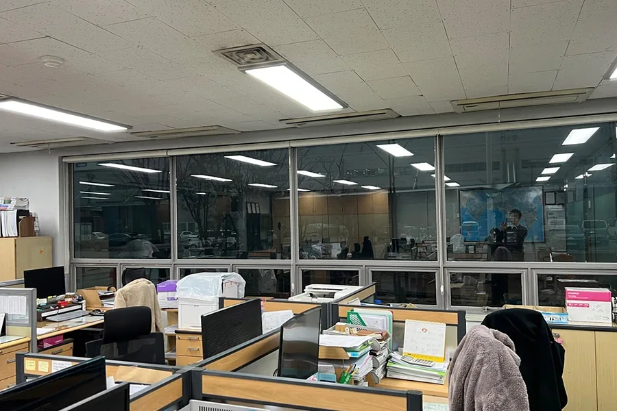 사무실 내부 파티션과 창가 전경