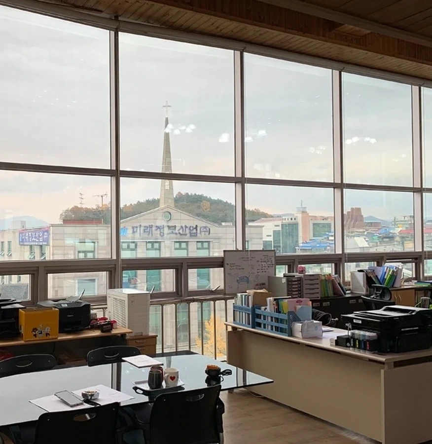 파주 사무실 통유리 너머 도심 전망