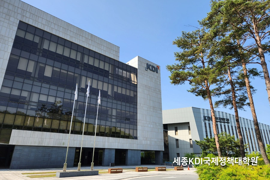 대학원 건물 외관 전경