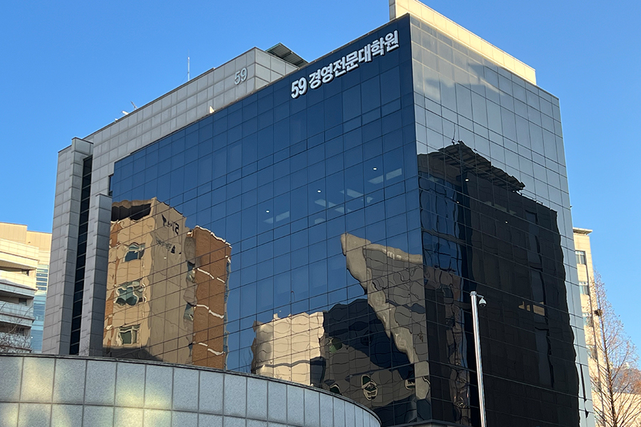 서울 대학원 강의실 창문 열차단 필름 시공 현장