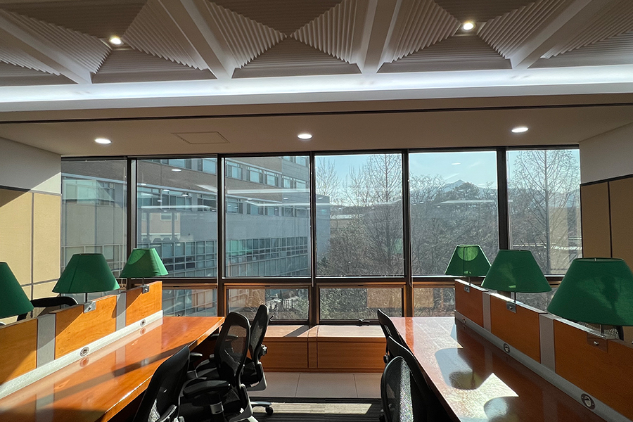 서울 대학원 창문 열차단 시공 완료 후 강의실 전경