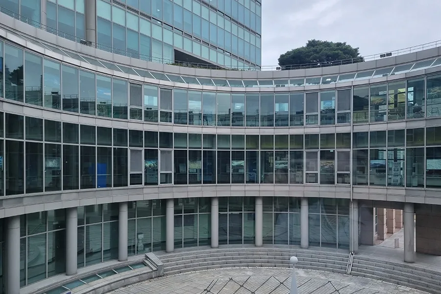 관공서 청사 중정 곡면 통유리 외관