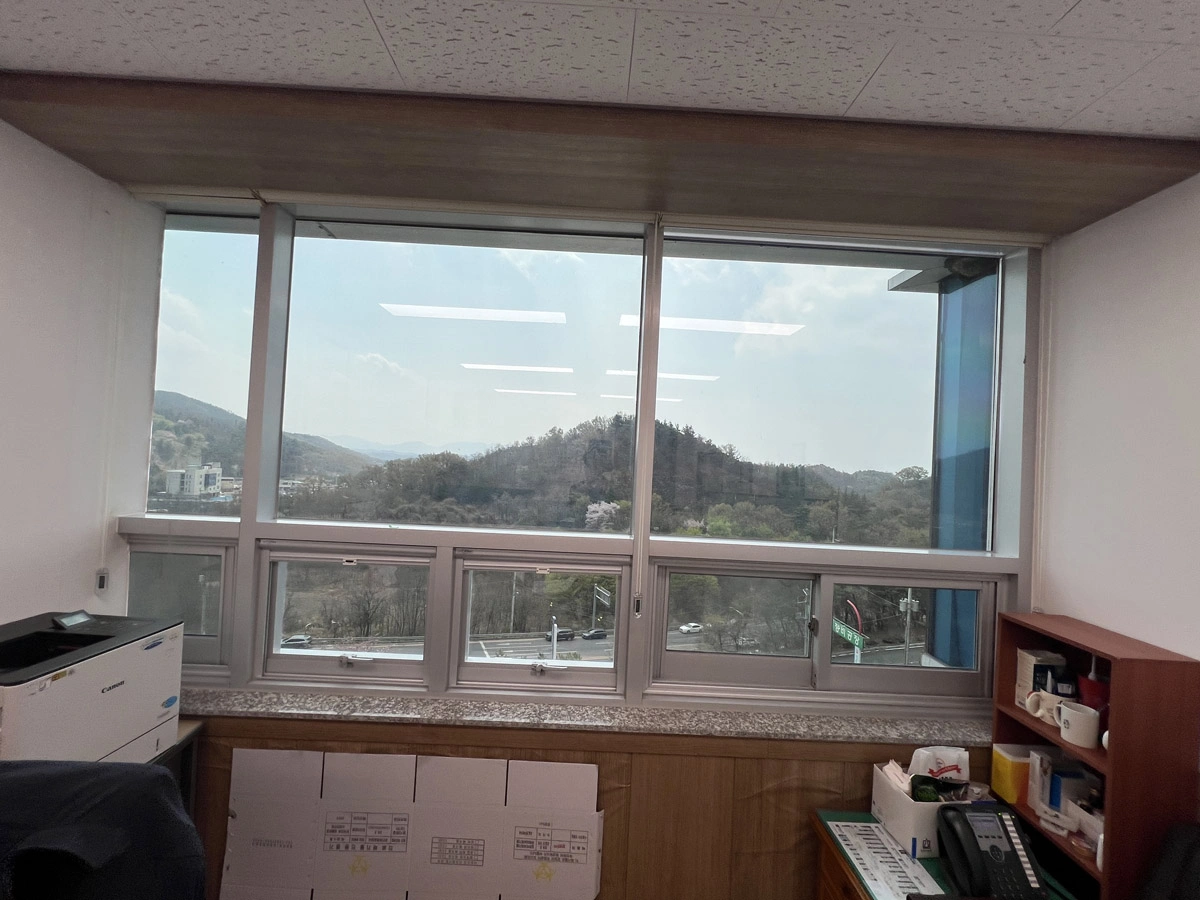 사무 공간 창가에서 바라본 전경